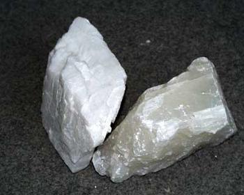 Raw wollastonite ore